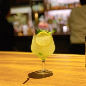 ■KAFFE BAR NELLIE 開放空間でお酒と音楽に浸る夜